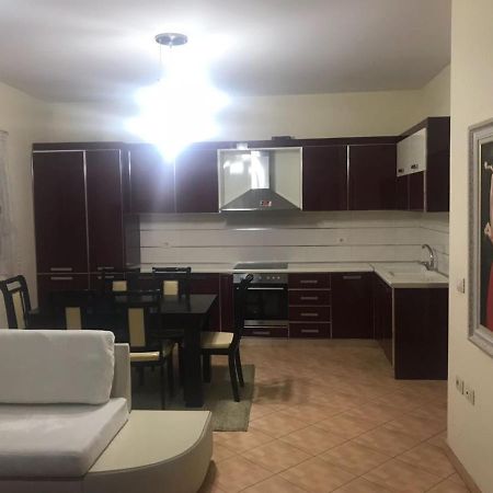 Lovely 2 Bedroom Apartment Tiranë Luaran gambar