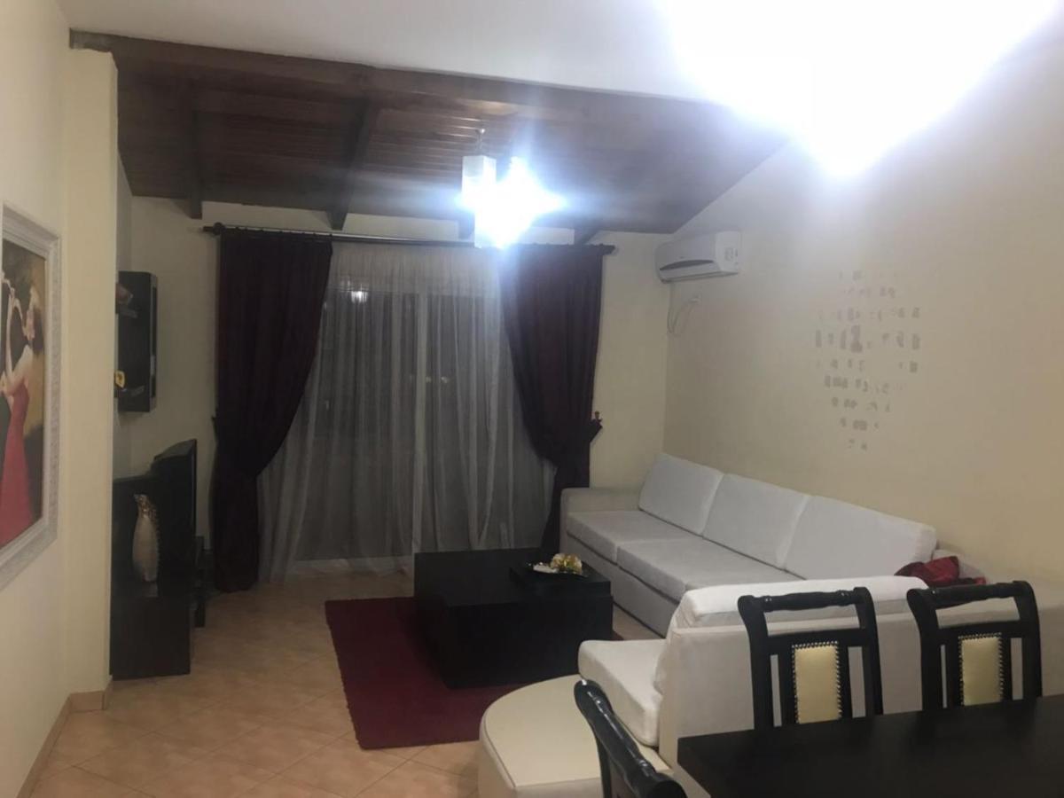 Lovely 2 Bedroom Apartment Tiranë Luaran gambar