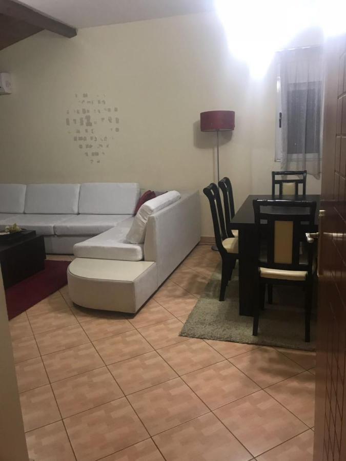Lovely 2 Bedroom Apartment Tiranë Luaran gambar